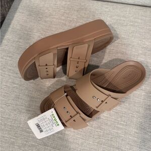 NWT Crocs Women's Brooklyn Buckle Low Wedge Platform Sandal W9
